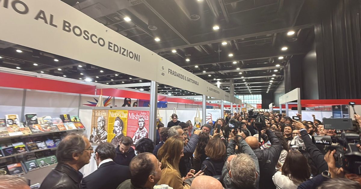 met224 degli stand scioperano alla fiera dei libri e intonano bella ciao