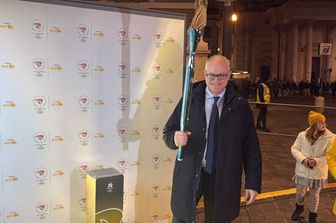 Il sindaco Gualtieri davanti allo stand di Eni