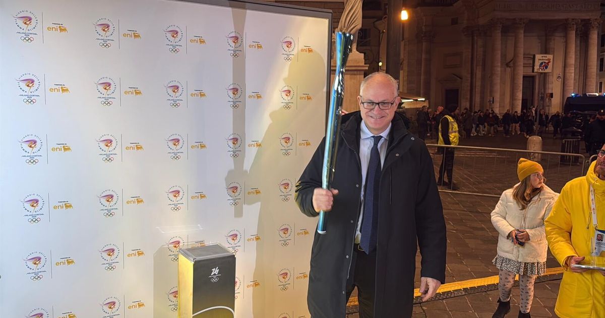 Gualtieri con la torcia e Christian De Sica ultimo tedoforo. In migliaia a Roma per il via...