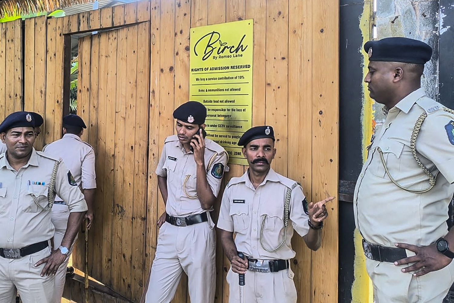 Polizia fuori dalla discoteca di Goa in cui è scoppiato l'incendio