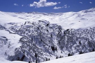 Una montagna innevata