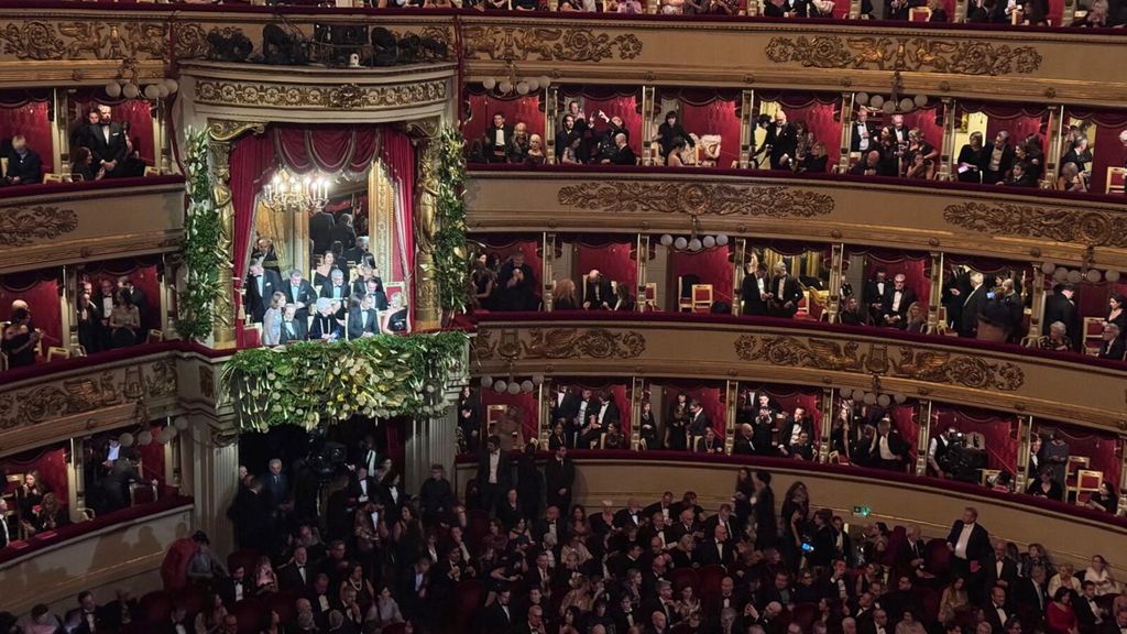 Si alza il sipario alla Scala. Polemiche per l'assenza del Governo, Fontana: "Ce ne faremo una ragione"