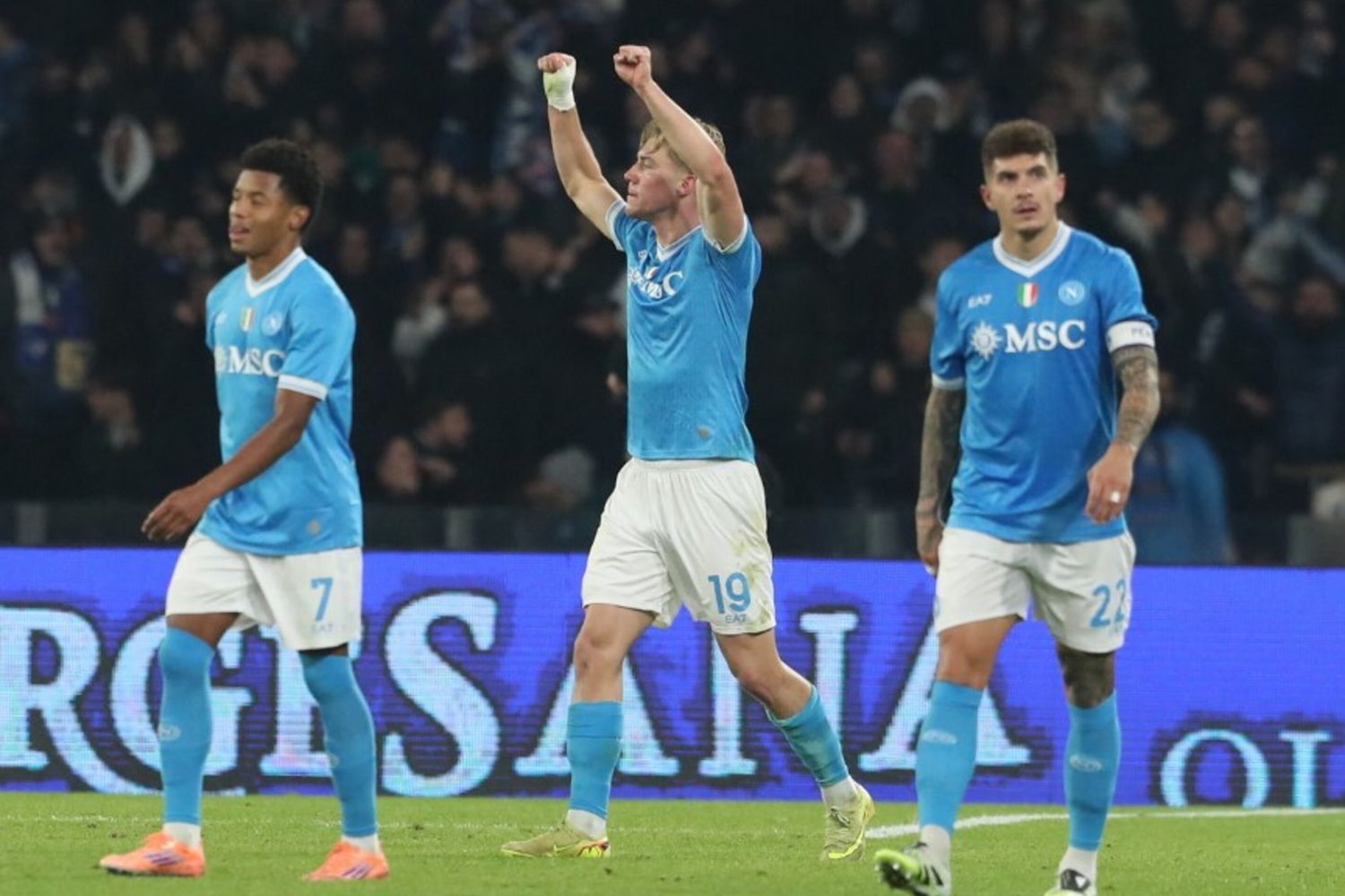 Il Napoli ringrazia Hojlund e torna capolista: 2-1 alla Juventus
