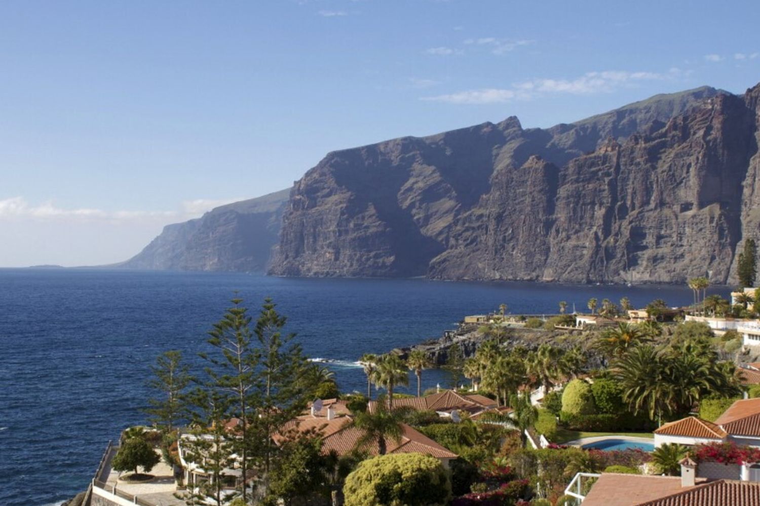 Ignorano il divieto, quattro turisti uccisi a Tenerife da un'onda anomala