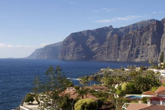 Ignorano il divieto, quattro turisti uccisi a Tenerife da un'onda anomala