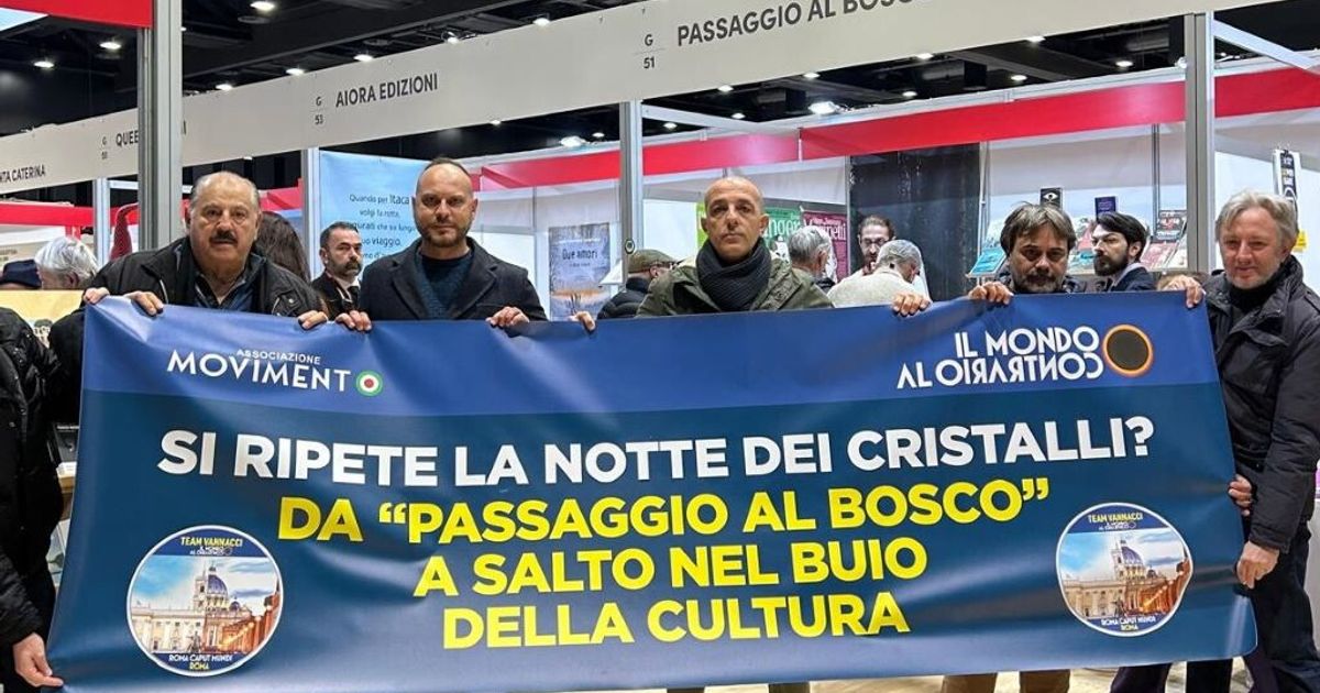 Flash mob del team di Vannacci a Più Libri Più Liberi in difesa di Passaggio al Bosco