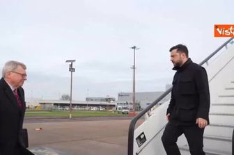 Volodymyr Zelensky atterra in Inghilterra per l'incontro con Starmer