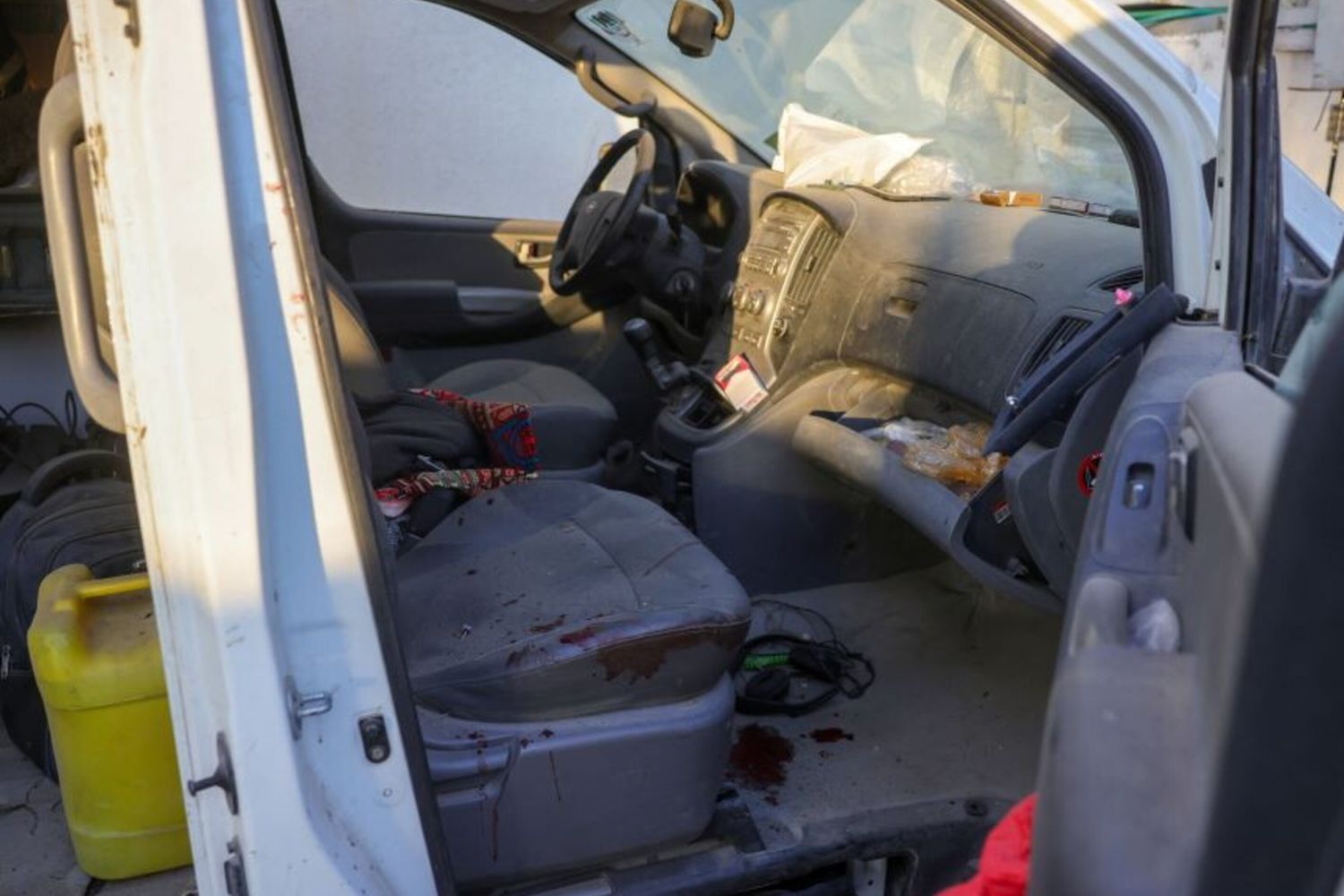 Un veicolo danneggiato da un attacco israeliano che avrebbe colpito una casa a Gaza, il 19 ottobre 2025, in cui, secondo la difesa civile di Gaza, almeno due persone, tra cui un giornalista, sono state uccise