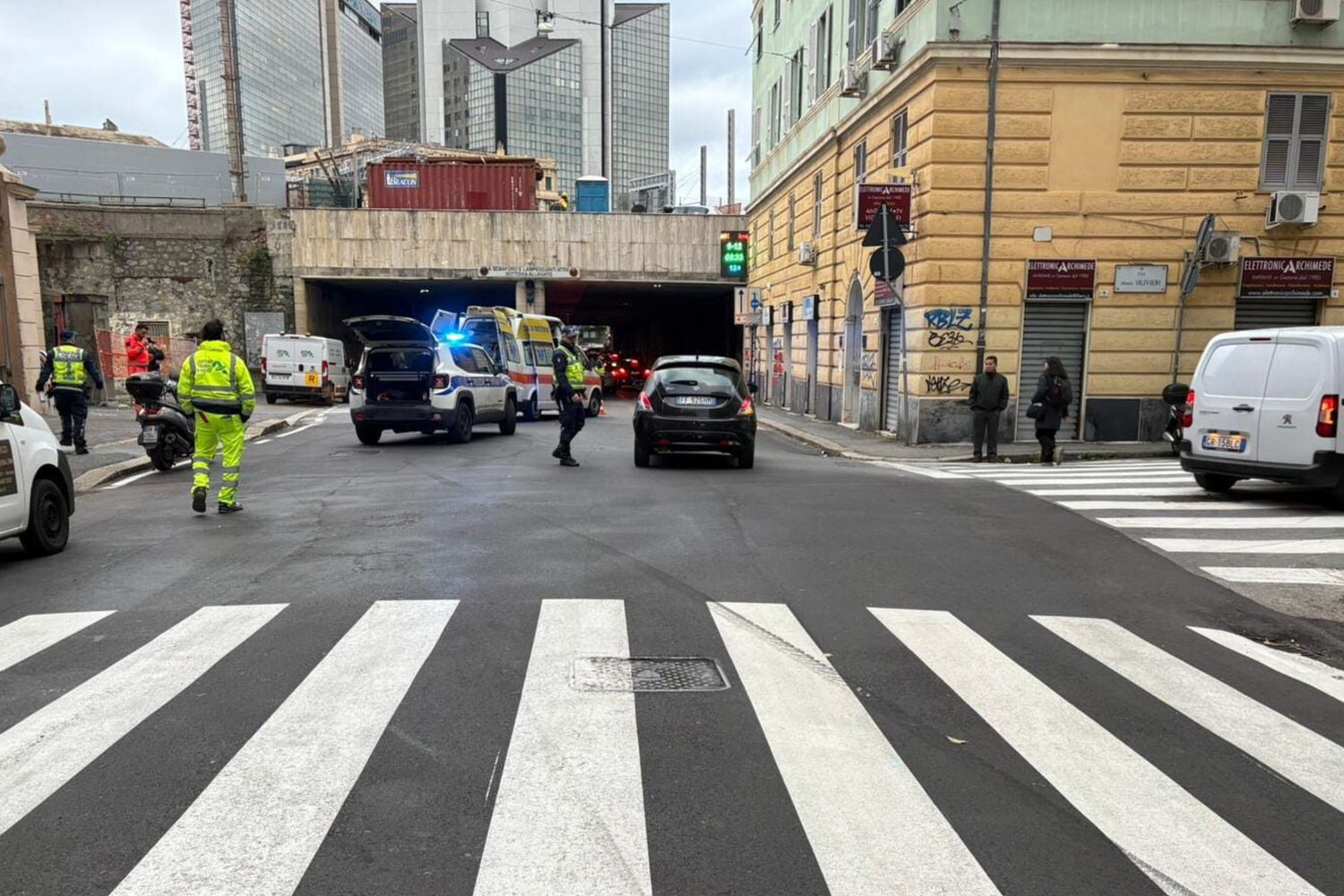 Ambulanza investe un 12enne a Genova: è grave