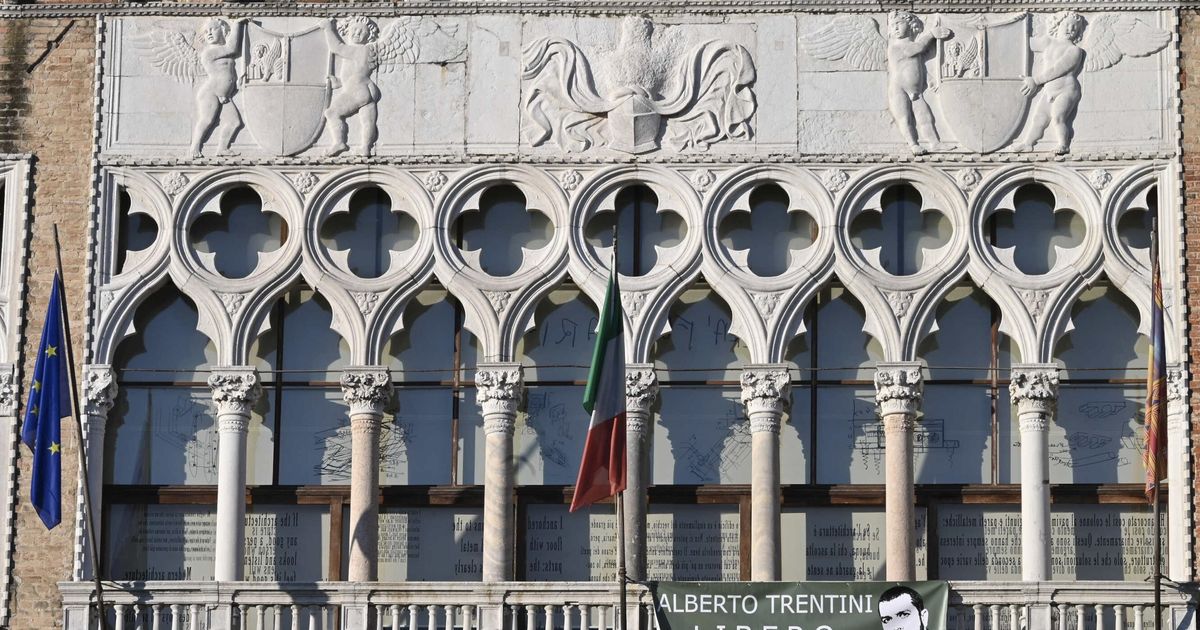 "Alberto Trentini libero". Lo striscione sul Canal Grande dell