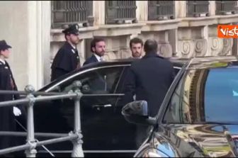 Zelensky arriva a Palazzo Chigi, in piazza gridano “Slava Ucraini"