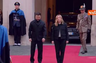 Zelensky canta inno ucraino durante onori militari a Palazzo Chigi con Giorgia Meloni