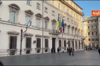 Il portone di Palazzo Chigi viene accostato dopo l'arrivo di Zelensky