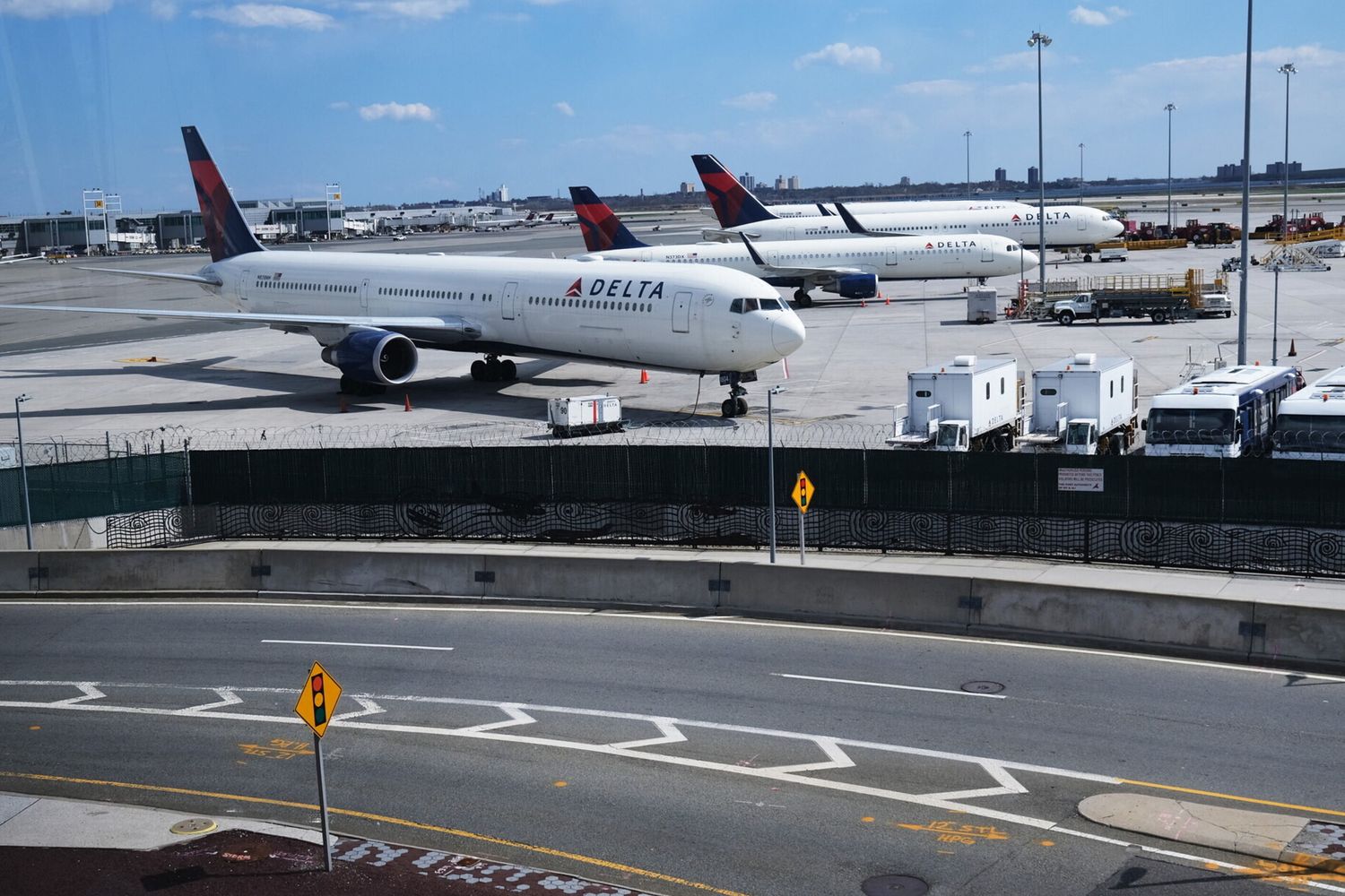 Aerei fermi sulla pista dell'aeroporto JFK a New York