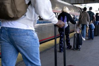 Passeggeri che attendono un treno a Washington