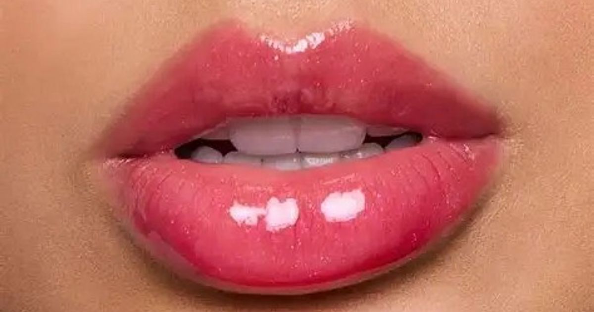 Moda Natale e Capodanno: addio rosso, le feste ora si vestono di "liquid metal” e velluto