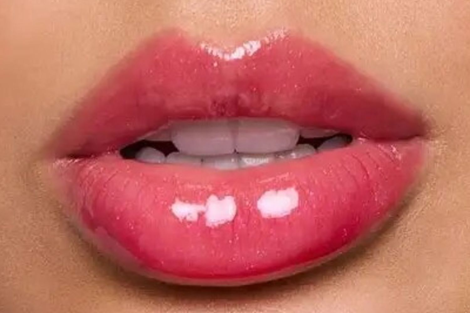 Moda Natale e Capodanno 2025: addio rosso, le feste ora si vestono di "liquid metal” e velluto