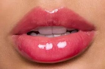 Moda Natale e Capodanno 2025: addio rosso, le feste ora si vestono di "liquid metal” e velluto