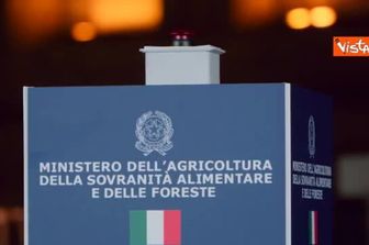 Colosseo illuminato col tricolore per riconoscimento Cucina Italiana come Patrimonio Unesco