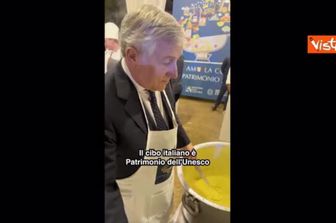 Tajani serve il risotto a festa Ambasciata Nuova Delhi per cucina italiana patrimonio Unesco