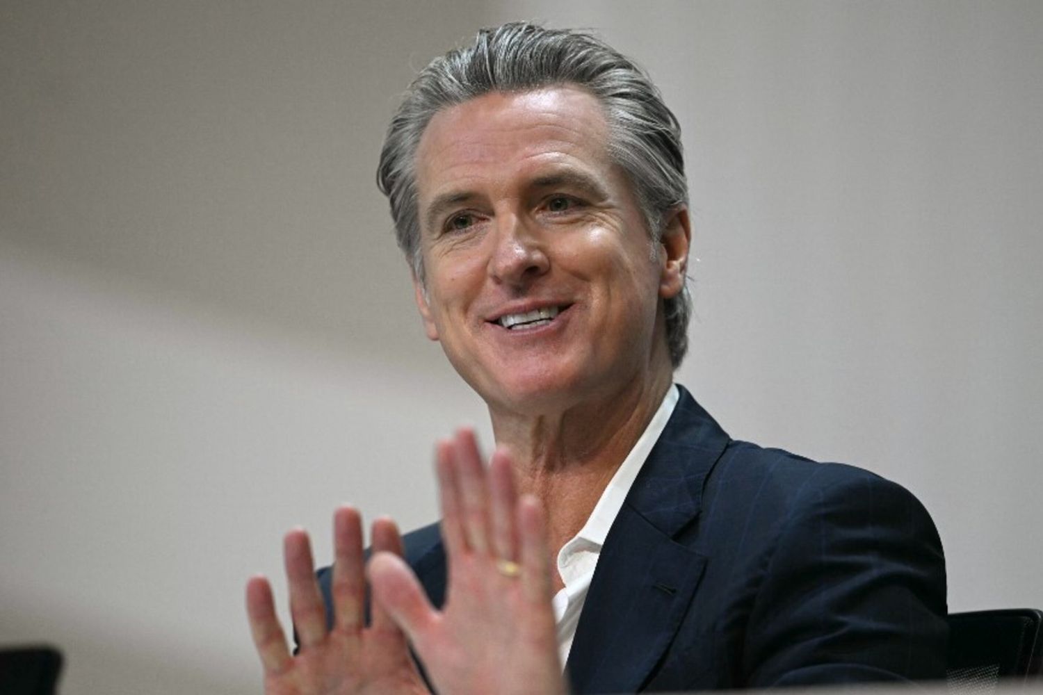 Gavin Newsom, video trump manette