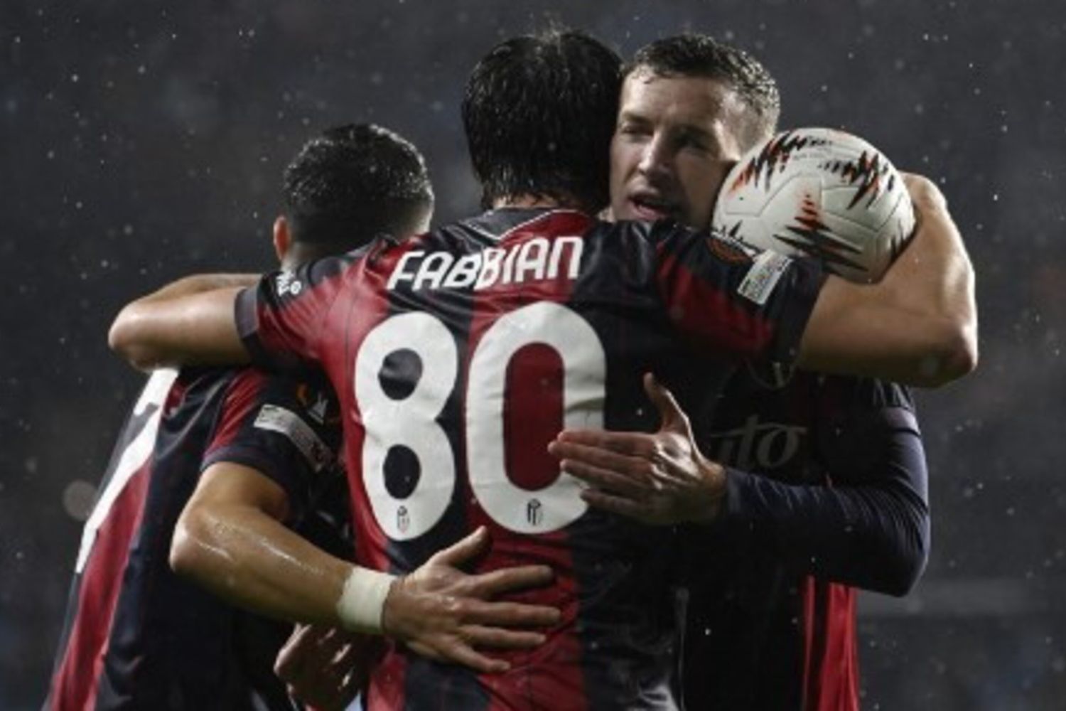 Giocatori del Bologna si abbracciano