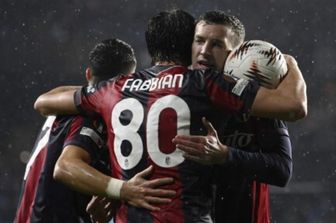 Giocatori del Bologna si abbracciano