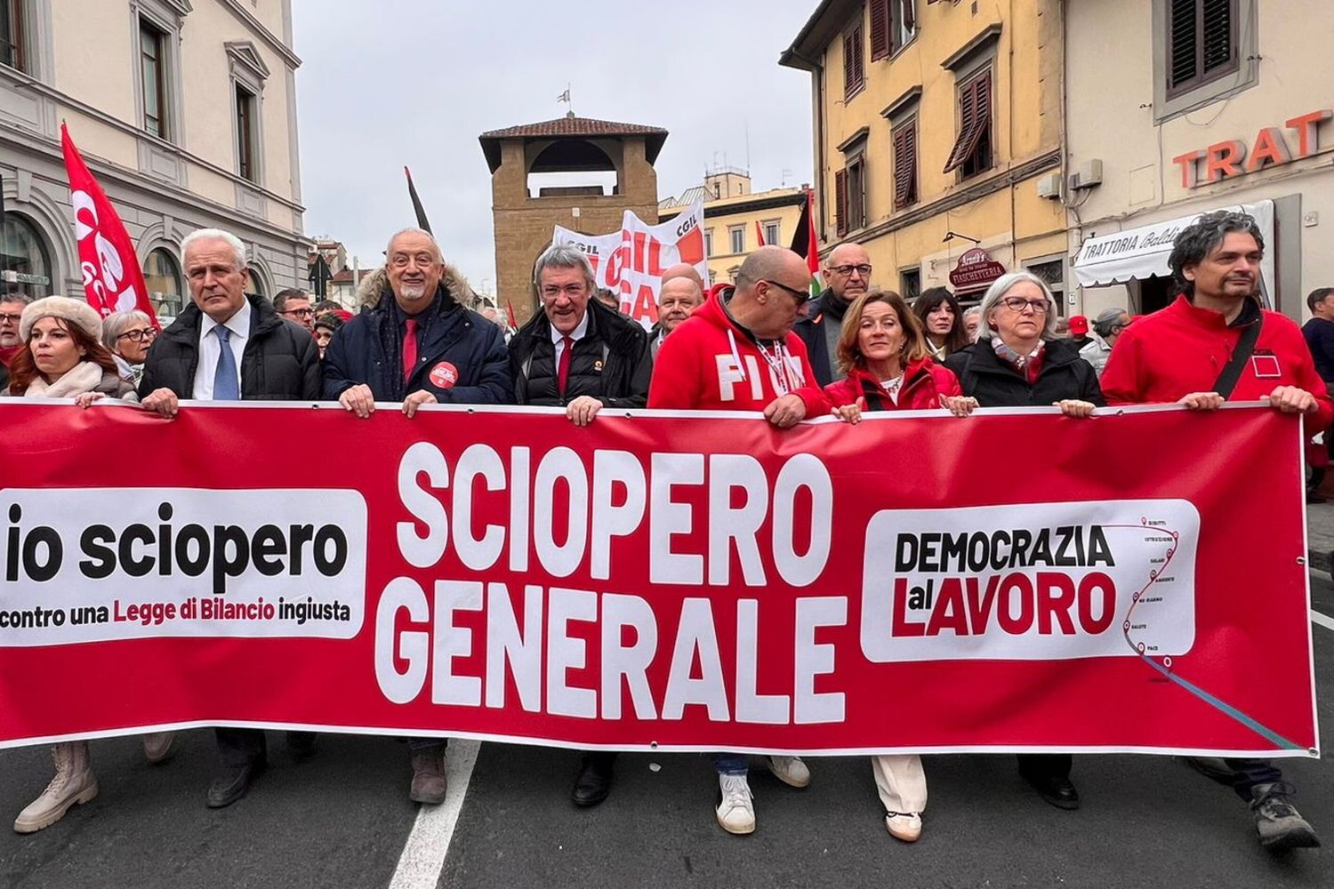 Il segretario generale della CGIL Maurizio Landini sfila in corteo a Firenze