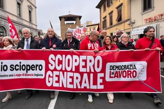 Il segretario generale della CGIL Maurizio Landini sfila in corteo a Firenze
