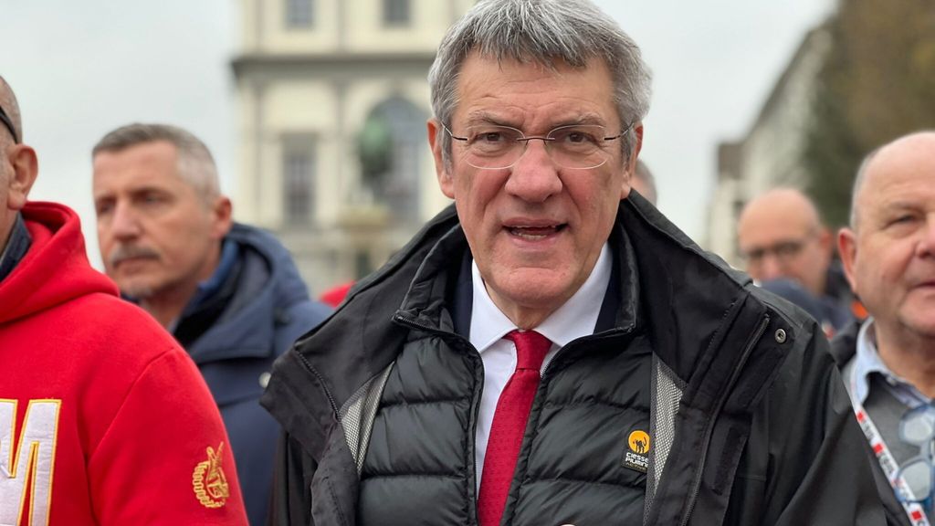 Il segretario generale della CGIL Maurizio Landini sfila in corteo a Firenze