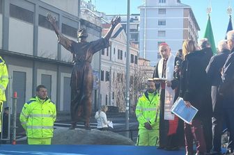 Svelata la statua di San Francsco davanti al ponte dell'Industria dintitolato al Poverello