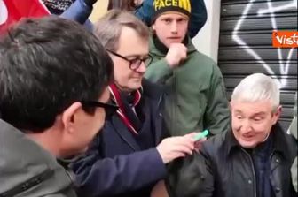 L'abbraccio di Fratoianni e Landini al corteo Cgil a Firenze