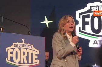 Meloni accoglie Abu Mazen sul palco di Atreju: "Sua presenza fa giustizia di tante bugie su di noi"