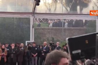 Abu Mazen arriva ad Atreju accompagnato dalla premier Meloni