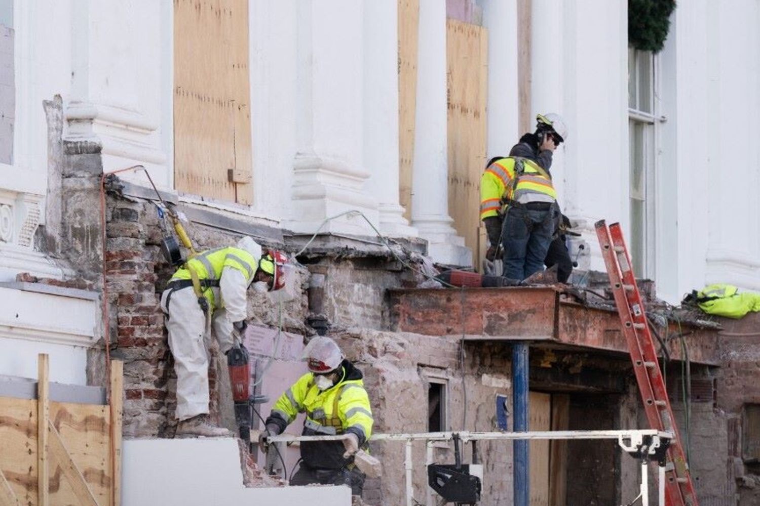 I lavori di demolizione in preparazione della costruzione di una nuova sala da ballo alla Casa Bianca