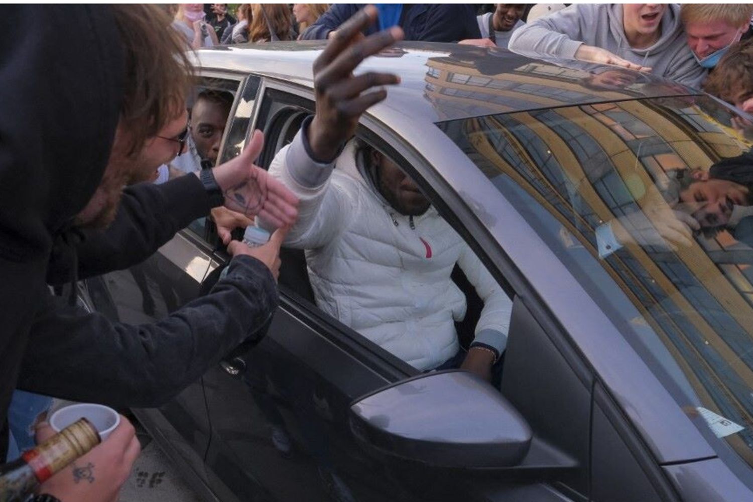 Loris Giuliano sale in auto circondato dalla polizia in Place Flagey mentre i giovani hanno invitato a festeggiare la riapertura delle terrazze dei nel maggio 2021 a Bruxelles
