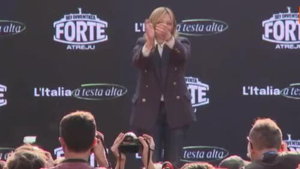 Meloni sul palco di Atreju accolta dal coro Giorgia Giorgia, lei: Grazie, siete meravigliosi
