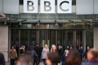 Trump chiede 10 miliardi di dollari alla Bbc, "mi ha diffamato"