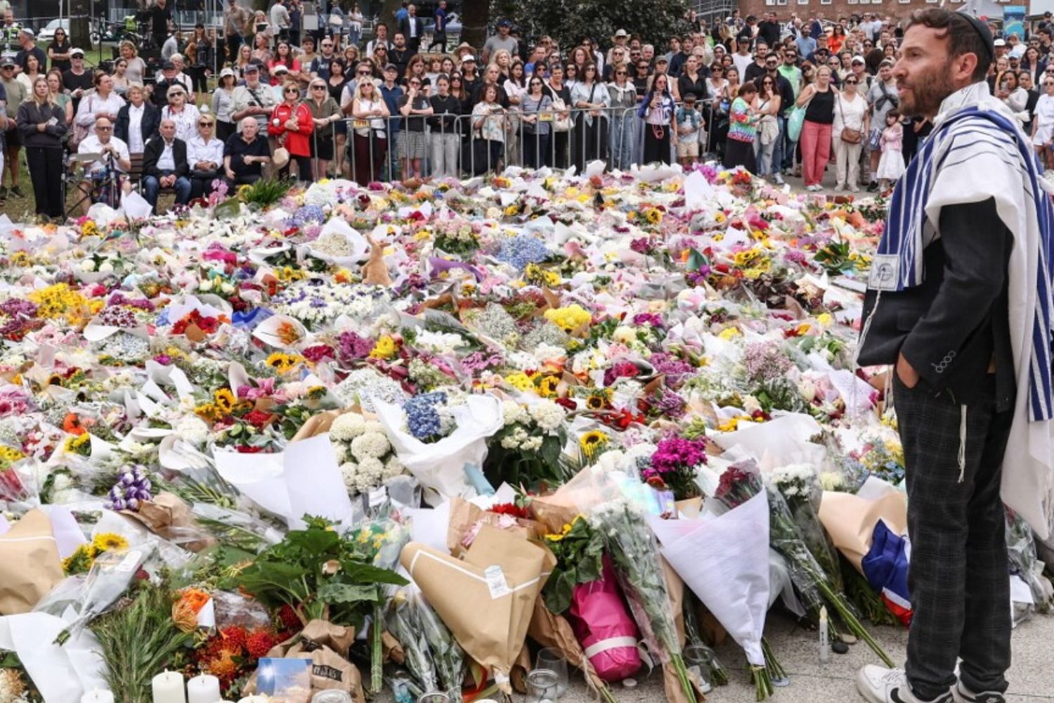 Strage di Bondi Beach, c'erano due bandiere dell'Isis nell'auto degli attentatori