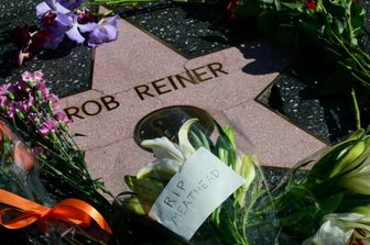 Fiori lasciati alla stella dell'attore e regista statunitense Rob Reiner sulla Hollywood Walk of Fame a Los Angeles
