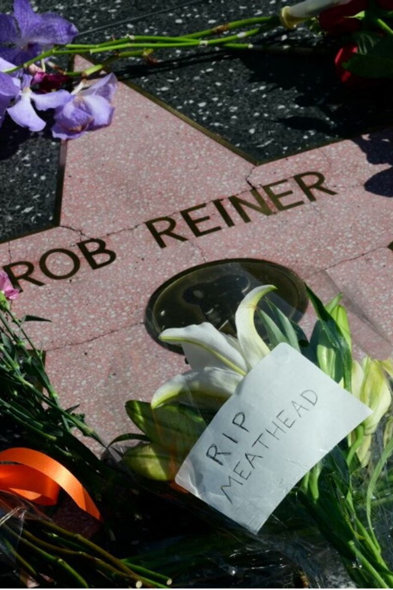 Fiori lasciati alla stella dell'attore e regista statunitense Rob Reiner sulla Hollywood Walk of Fame a Los Angeles