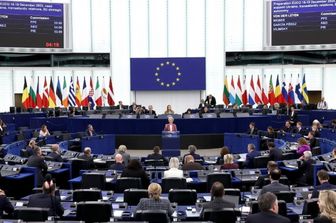 Von der Leyen: "L'Europa deve difendersi ed essere forte. La pace di ieri è finita"