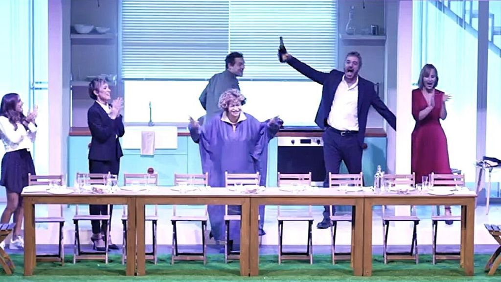 Un momento dello spettacolo 'A casa tutti bene' di G. Muccino