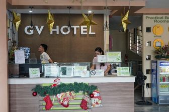 La reception dell'Hotel , nelle Filippine, dove Sajid e Naveed Akram, hanno soggiornato prima dell'attentato a Bondi Beach, in Australia