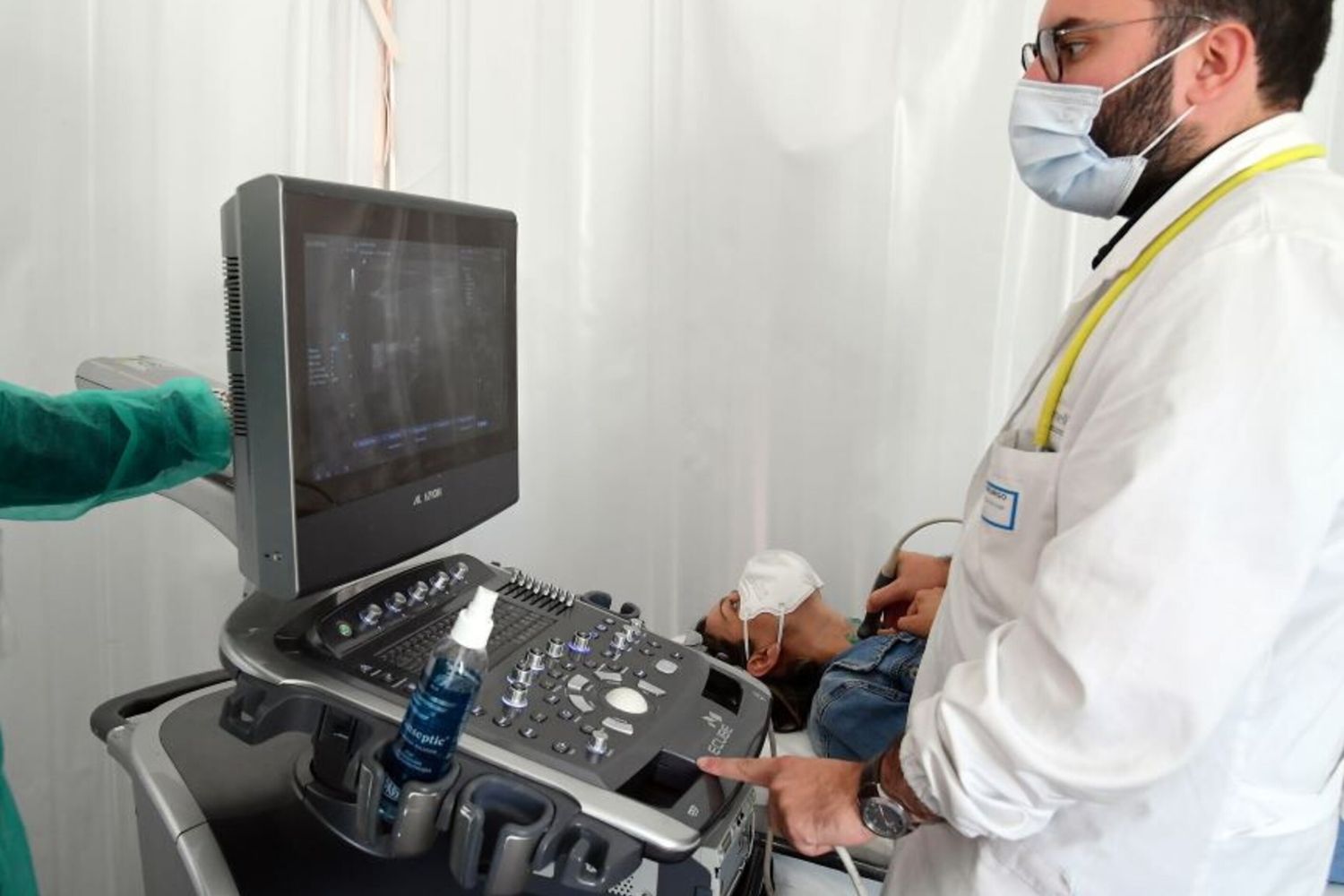 Esame di ecografia alla tiroide