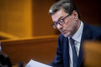 Manovra: si cerca ancora l'intesa sulle pensioni, mentre spunta la norma sulle armi