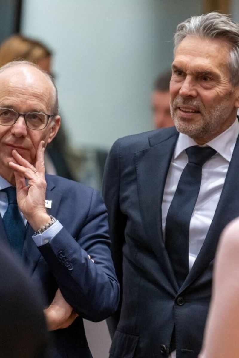 Il Primo Ministro lussemburghese Luc Frieden (a sinistra) e il Primo Ministro olandese uscente Dick Schoof (al centro)
