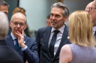 Il Primo Ministro lussemburghese Luc Frieden (a sinistra) e il Primo Ministro olandese uscente Dick Schoof (al centro)