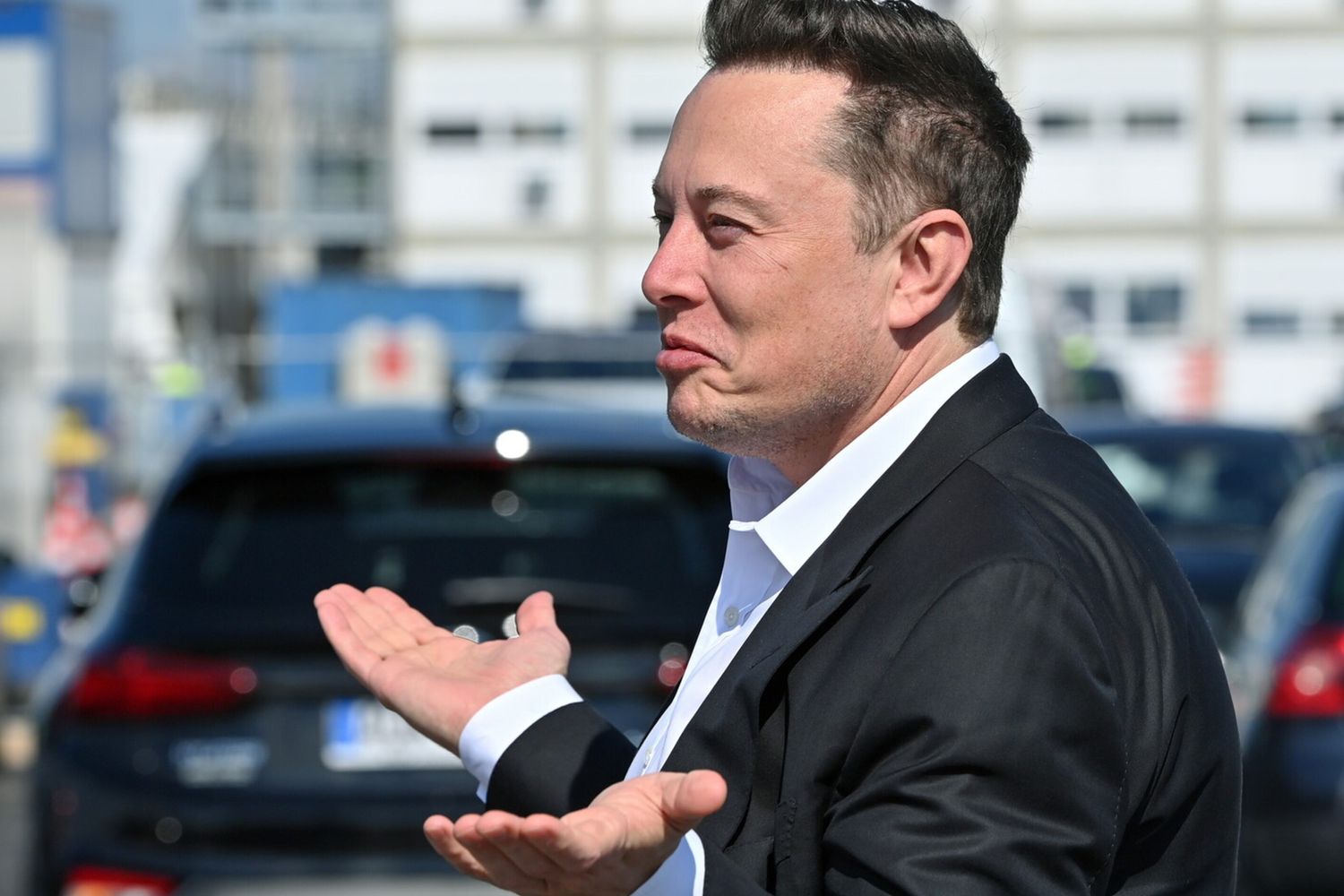 Elon Musk in uno stabilimento della Tesla