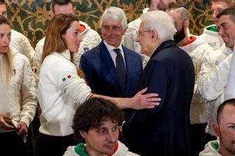 Il Presidente Sergio Mattarella con Sofia Goggia, al termine della cerimonia di consegna della bandiera agli atleti italiani di Milano-Cortina